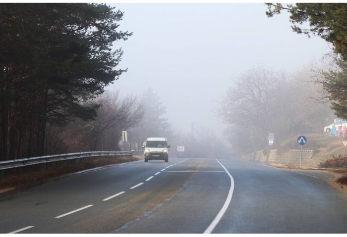Внимание, шофьори: мъгла, мокри настилки и заледявания в части от страната