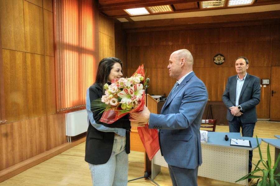 Общинският съвет в Банско откри годината с аплодисменти за параолимпийската шампионка Стела Янчовичина