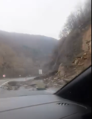 Шофирайте внимателно! Скали блокираха пътя към Кулата, движението е в една лента  