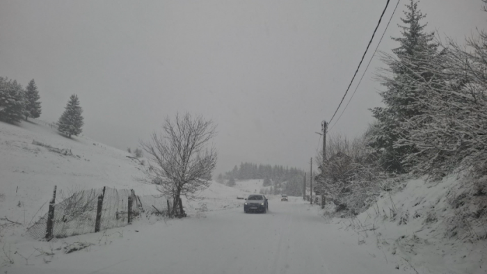 България в капана на зимата, пътнически автобус остана блокиран с часове в Монтанско