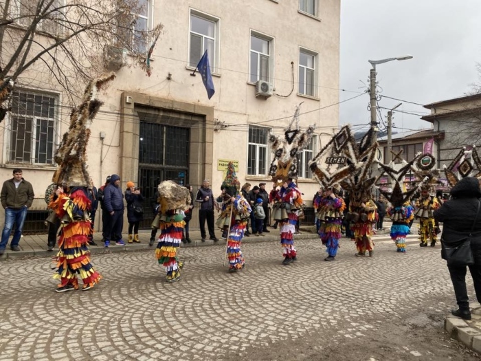 Над 500 маскирани шестваха в Трън