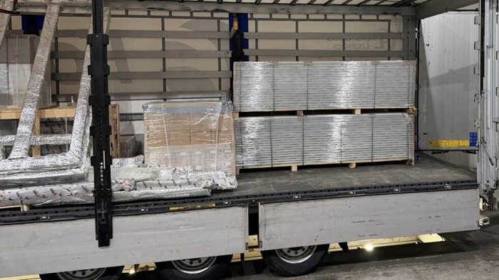 Намериха над 700 000 къса контрабандни цигари в термопанели (видео)