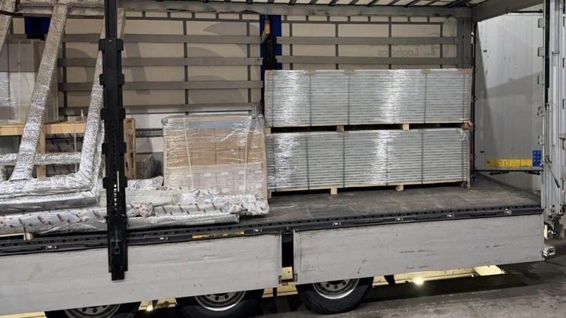 Намериха над 700 000 къса контрабандни цигари в термопанели (видео)