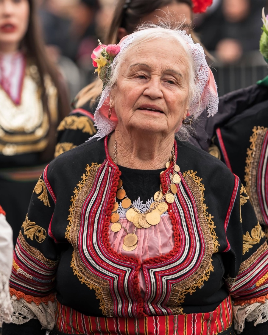 88-годишната баба Венче е гордостта на сурвакари Дрен