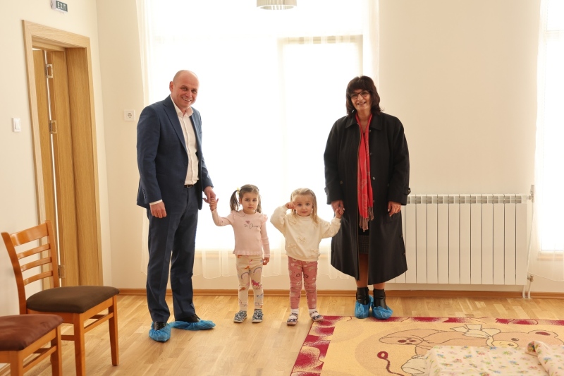 С водосвет откриха напълно обновената детска ясла към ДГ „Здравец“ в Банско