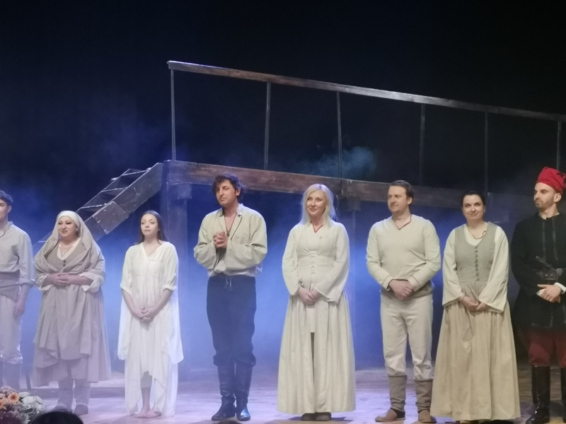 „Илинден“ завладя публиката в Гоце Делчев с патриотизъм и майсторска актьорска игра