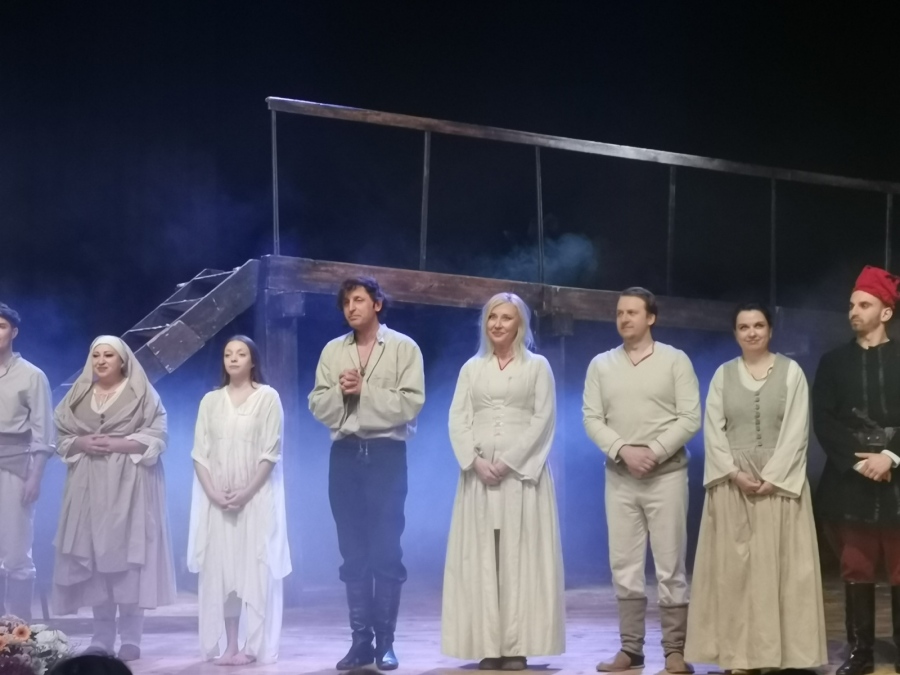 „Илинден“ завладя публиката в Гоце Делчев с патриотизъм и майсторска актьорска игра