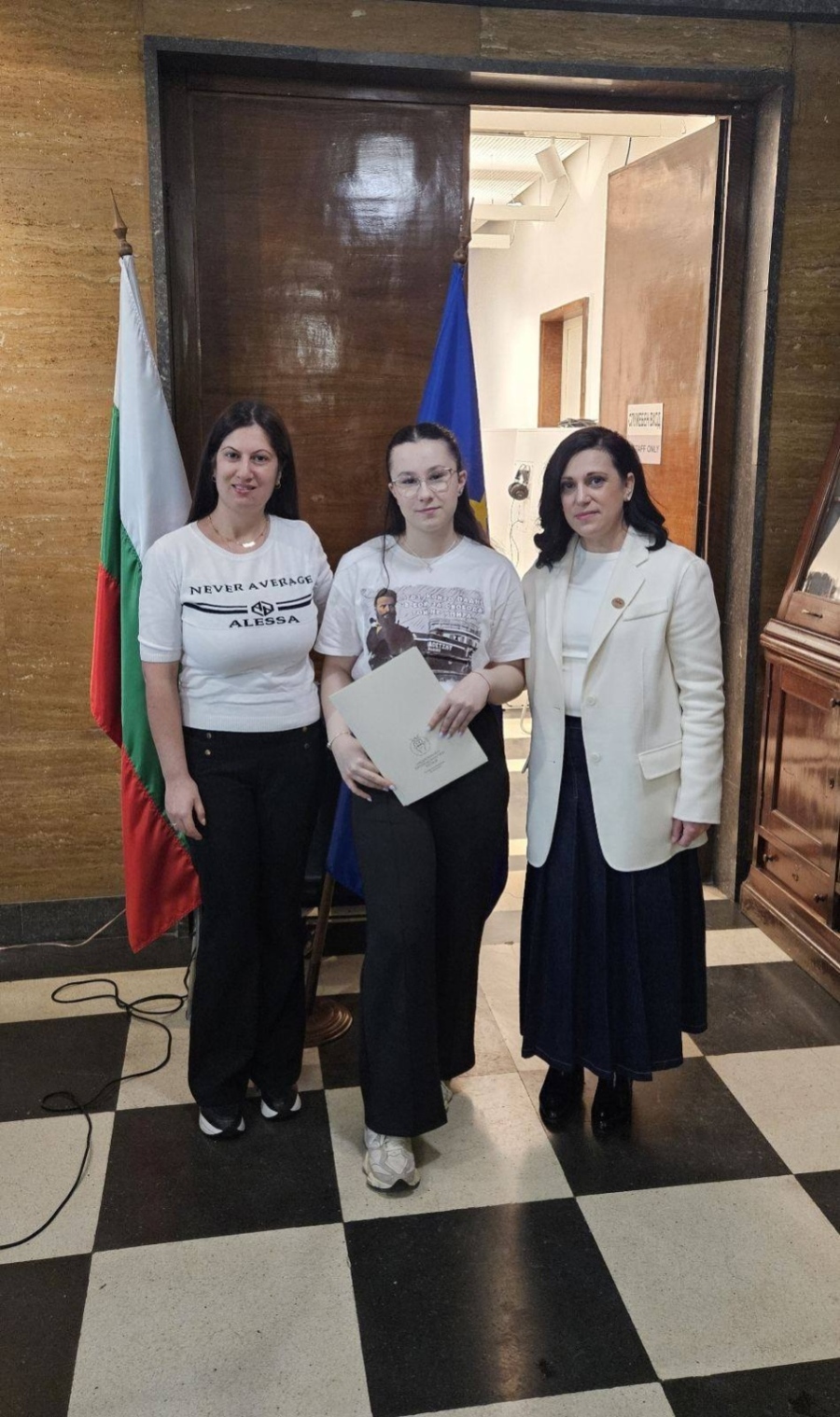 Мишел Славева от СУ в Сапарева баня с отличие за най-оригинален сюжет в национален конкурс по биология