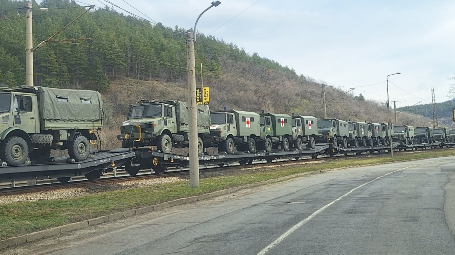 Военна техника премина по жп инфраструктурата край Дупница, снимки заляха мрежата
