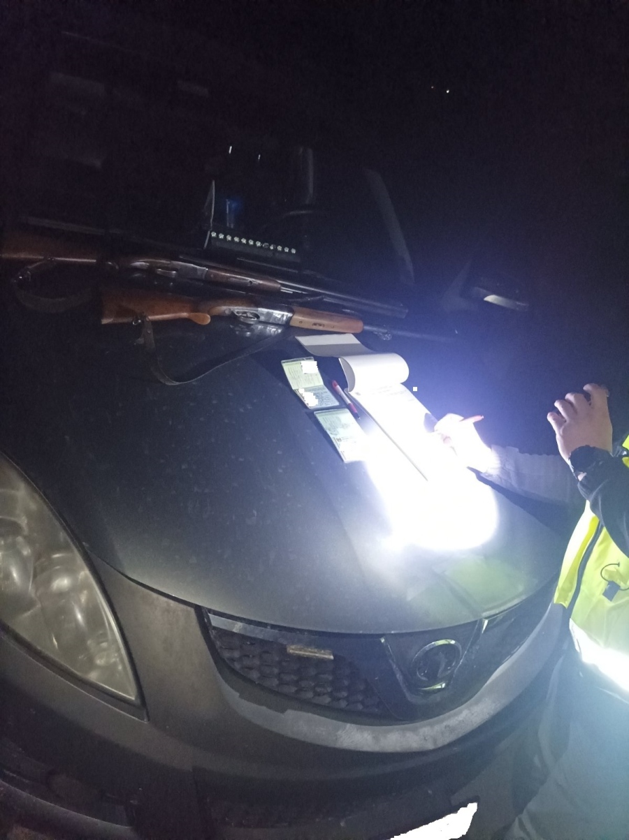 Горски инспектори заловиха бракониери със сглобени ловни пушки в Ихтиманско, един избяга