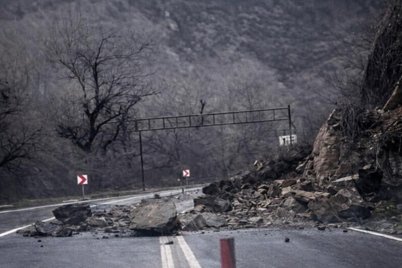 Движението по пътя София – Кулата е двупосочно в една лента заради свлечена земна маса