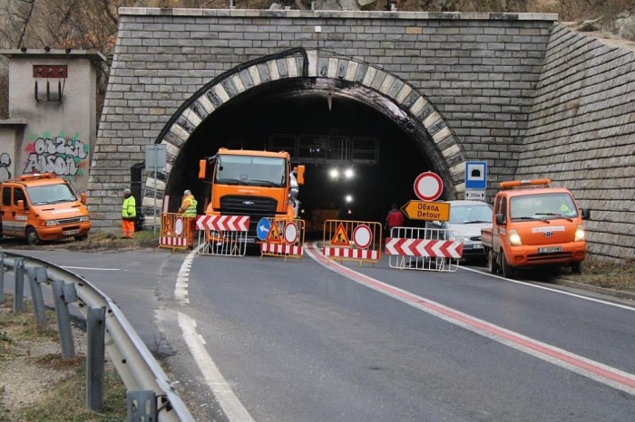Промени в движението в участъка Сливница-Кресна заради паднали камъни