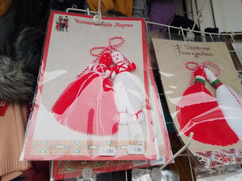 Търговци предлагат първите мартеници в евро в Дупница