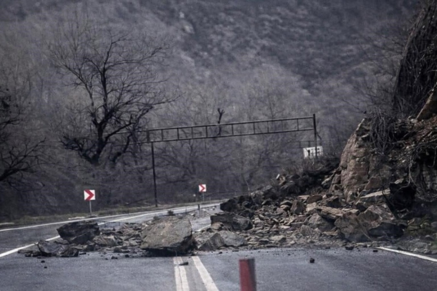 Промени в движението по пътя Банско - Гоце Делчев заради паднала скална маса