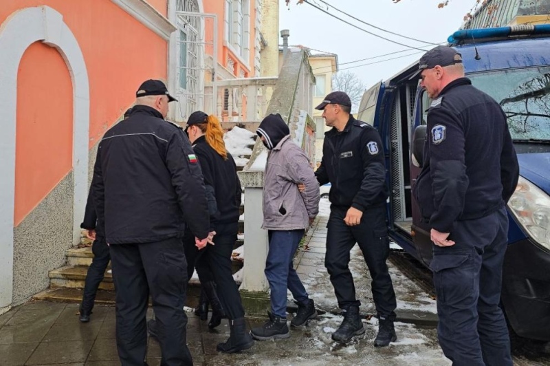 Обвиняемата за мъченията над животни твърди, че била принудена да извършва тези действия