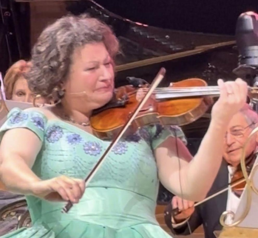Трогателен момент: Цигуларката Кремена Минева не можа да удържи сълзите си на концерта на Андре Рийо