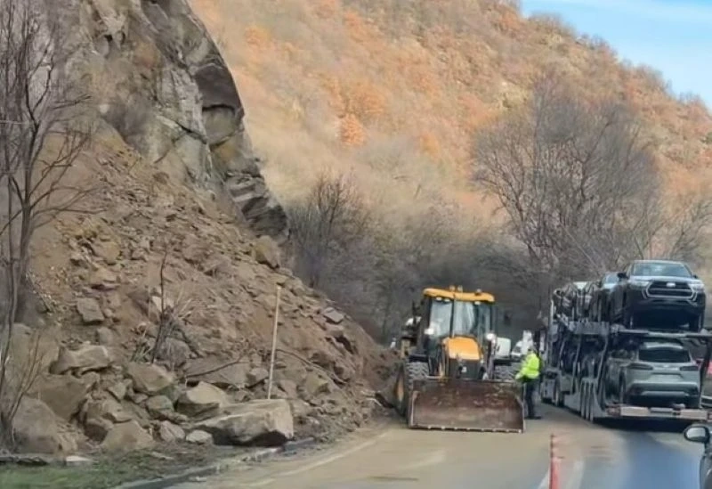 Ново свлачище затруднява движението в Кресненското дефиле