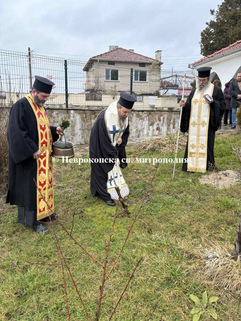 Направиха първа копка на параклис св. Фотий в село Огняново