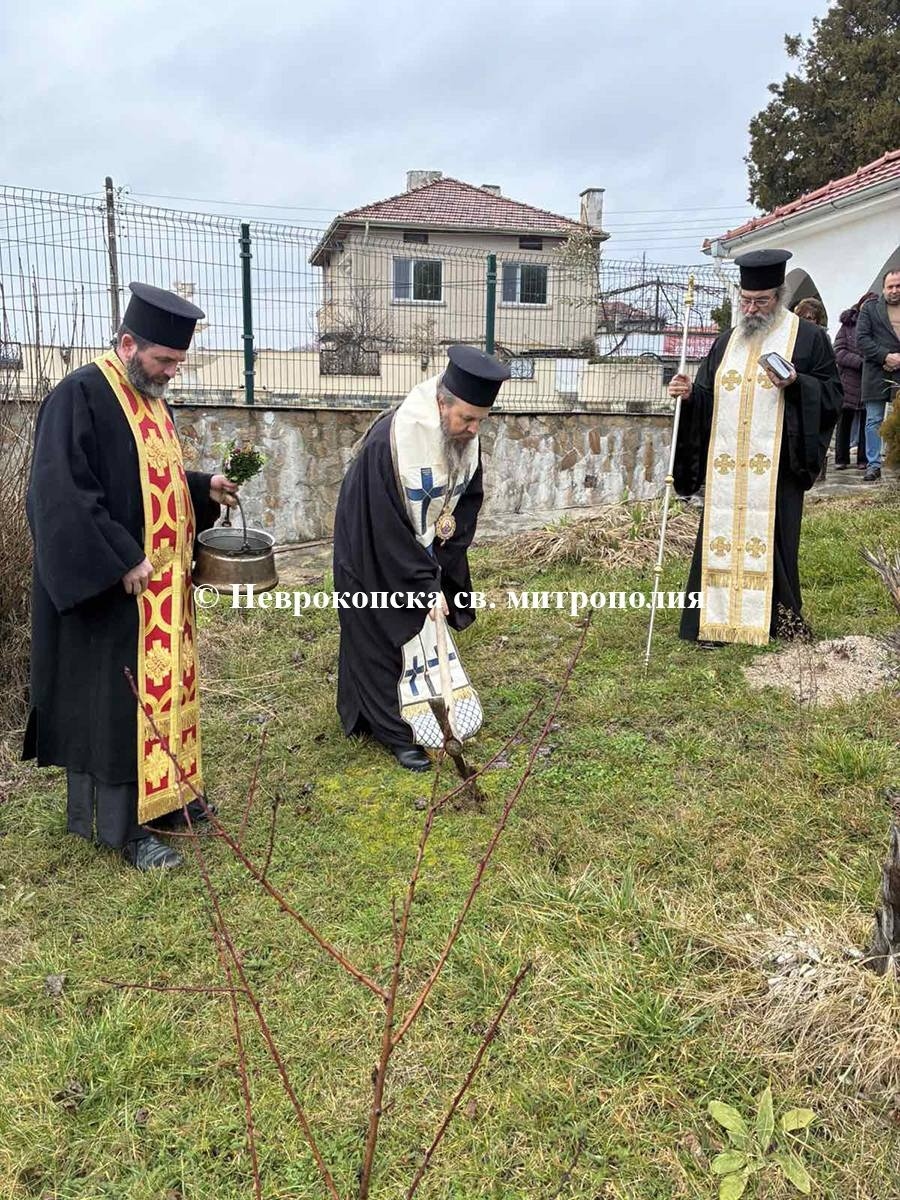 Направиха първа копка на параклис св. Фотий в село Огняново