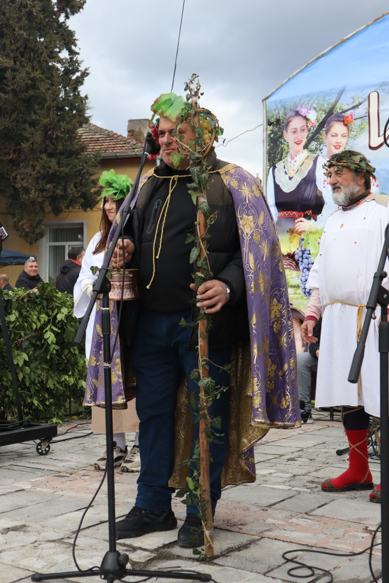 Провъзгласиха Йордан Парапанов с титлата „Цар на лозята” в Илинденци 