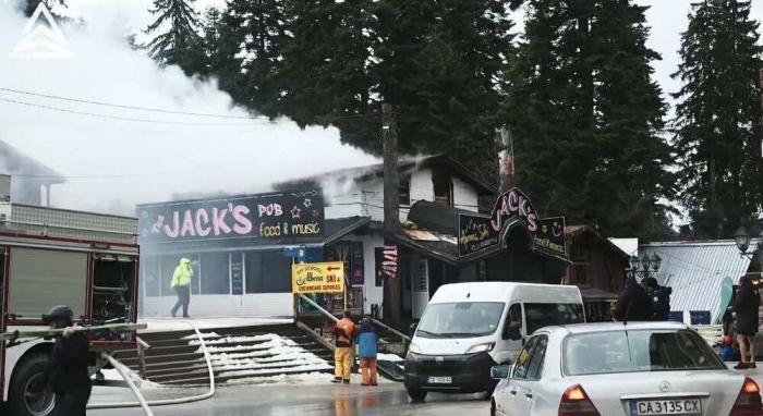 Пожар изпепели част от ресторант „Джак” в Боровец, мъж е с изгаряния по краката, 3 сгради са спасени