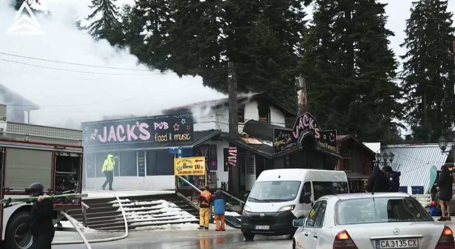Пожар изпепели част от ресторант „Джак” в Боровец, мъж е с изгаряния по краката, 3 сгради са спасени