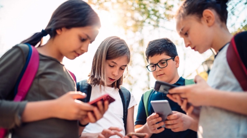 Трети по зависимост от социалните мрежи: Българчетата масово използват телефоните