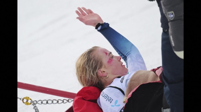 Кошмарът на Линдзи Вон: Хеликоптер изнесе ридаещата от болка легенда от пистата в Кортина 