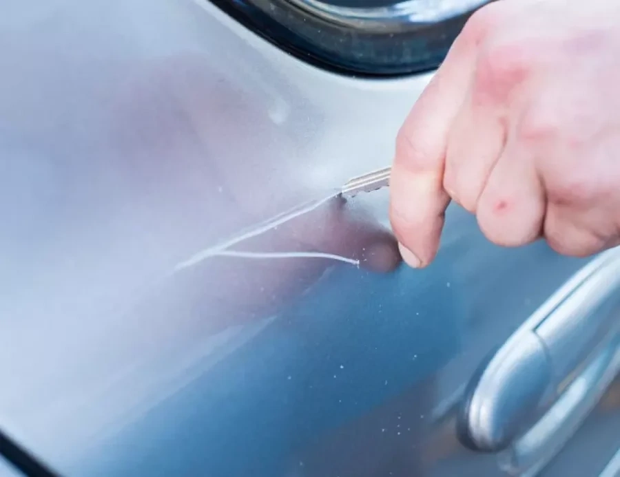 Надраскаха паркиран автомобил в Дупница