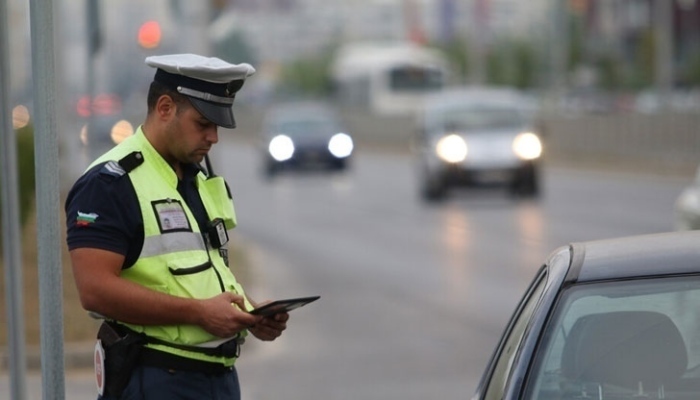 Изловиха водач с отнета книжка да шофира товарен автомобил в Перник