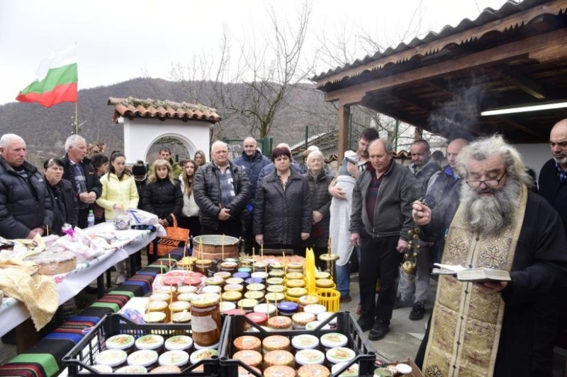Честит празник! Почитаме Св. Харалампий –покровител на пчеларите, осветеният днес мед пази от болести