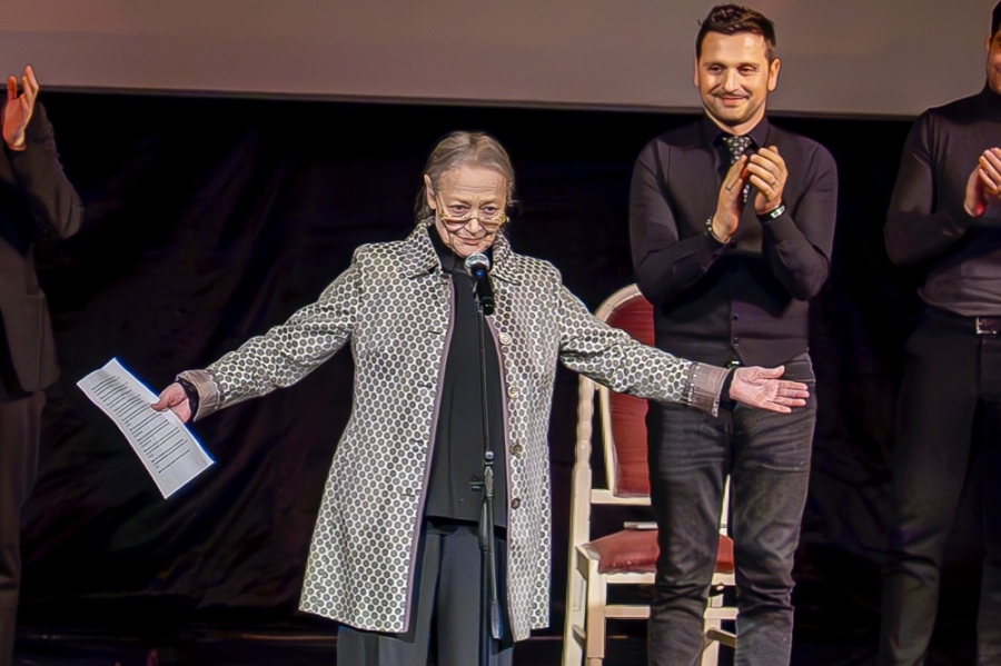 Голямата Цветана Манева вдигна на крака публиката в Перник