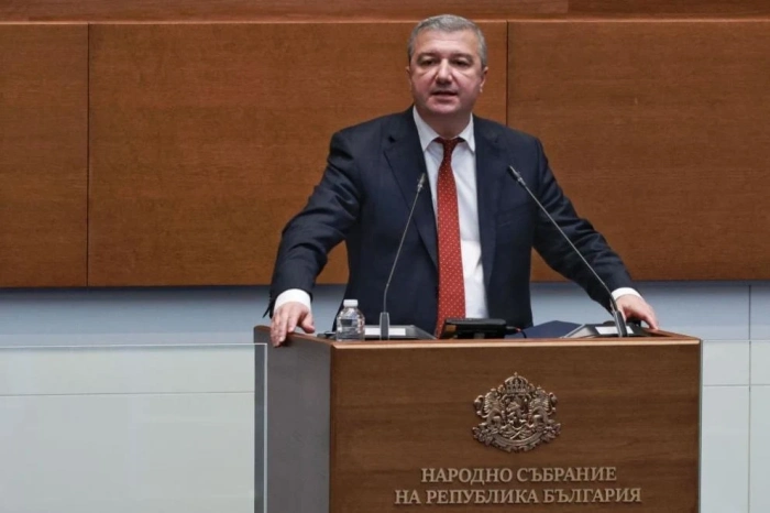 Рокади по върха на БСП: Драгомир Стойнев вече не е председател на ПГ, Кирил Добрев е оттеглен като зам.