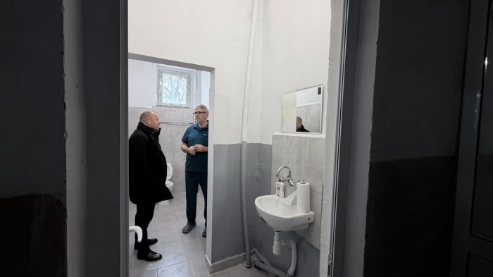 Герой от COVID-пандемията ремонтира със собствени  средства санитарен възел в болницата в Костенец