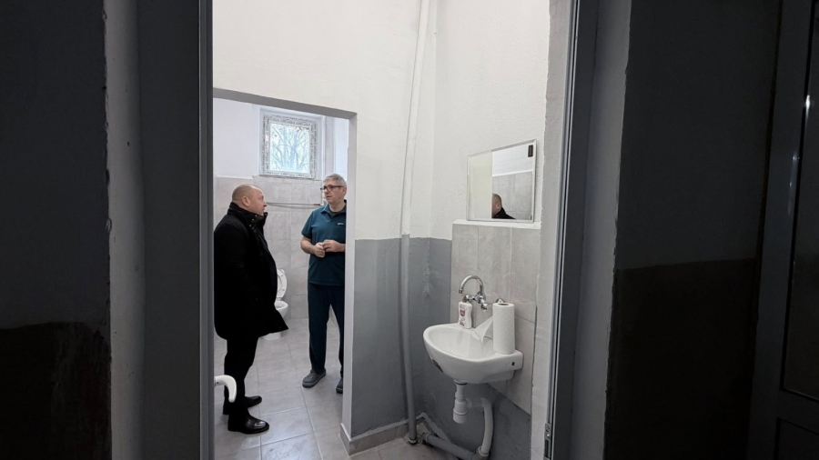 Герой от COVID-пандемията ремонтира със собствени  средства санитарен възел в болницата в Костенец