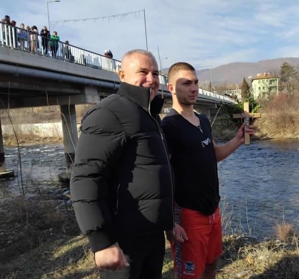 Добро дело! Спас Спасов дари средствата от Богоявленския кръст за лечението на Вили от Крупник
