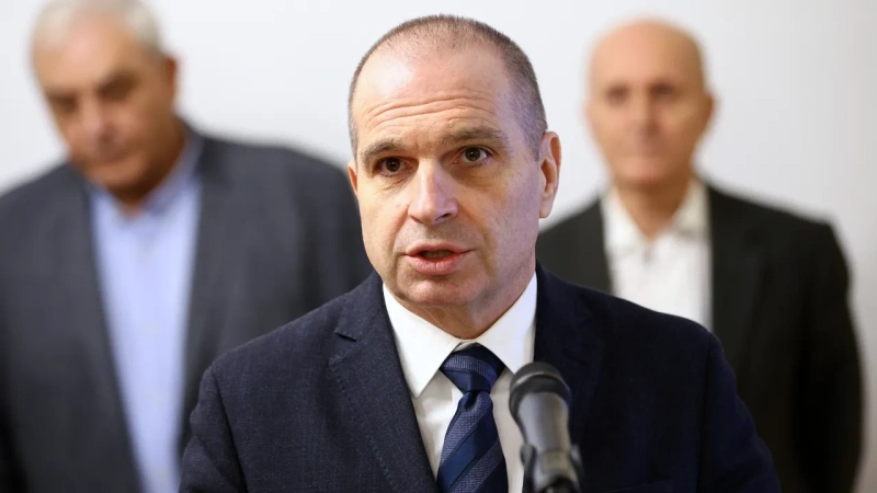 Гроздан Караджов подписа договорите за пътническите жп превози: \