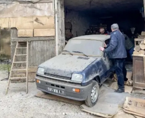 Откриха изоставено Renault 5 с пробег от едва 12 километра
