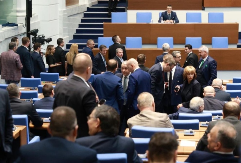 Скандал между ИТН и ПП-ДБ заради случая „Петрохан“ прекъсна заседанието на парламента