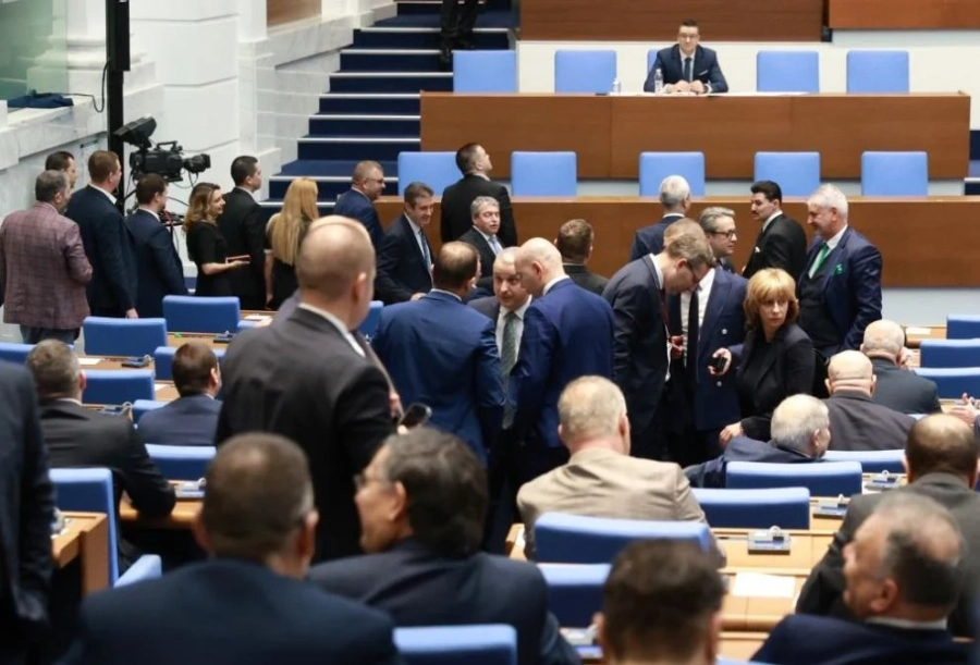 Скандал между ИТН и ПП-ДБ заради случая „Петрохан“ прекъсна заседанието на парламента
