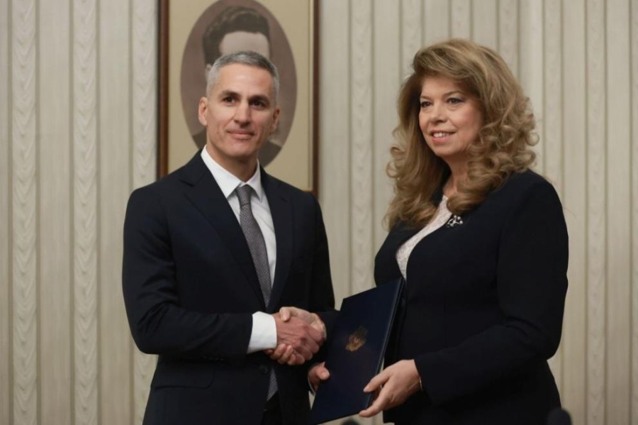 Президентът Йотова даде седмица на Гюров да състави кабинет