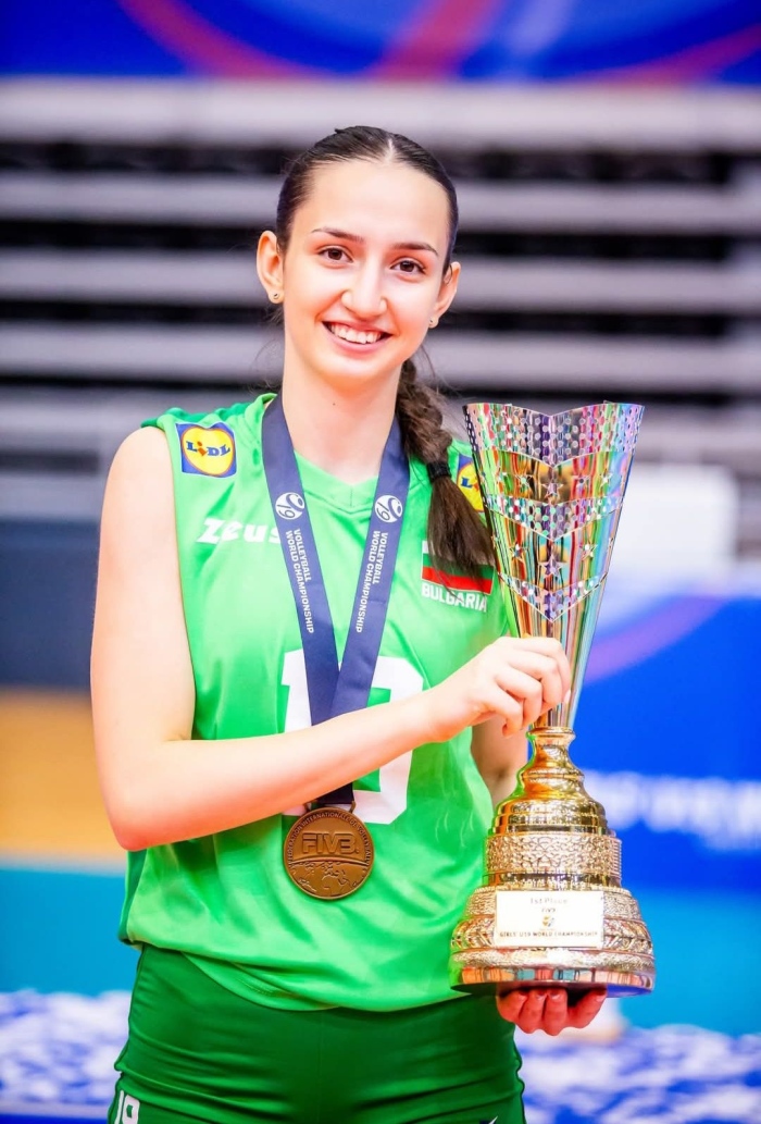 Волейболният талант от Разлог Вяра Парапунова ще играе в САЩ след световната титла за девойки