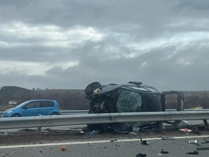 Жестока катастрофа с пострадал: ТИР помете кола на АМ \