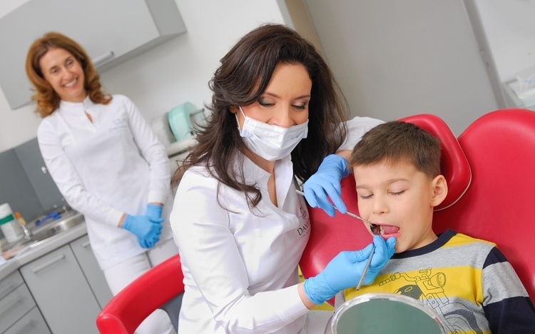 В Перник: Безплатни защитни покрития за зъби вече и за децата на 9 г.