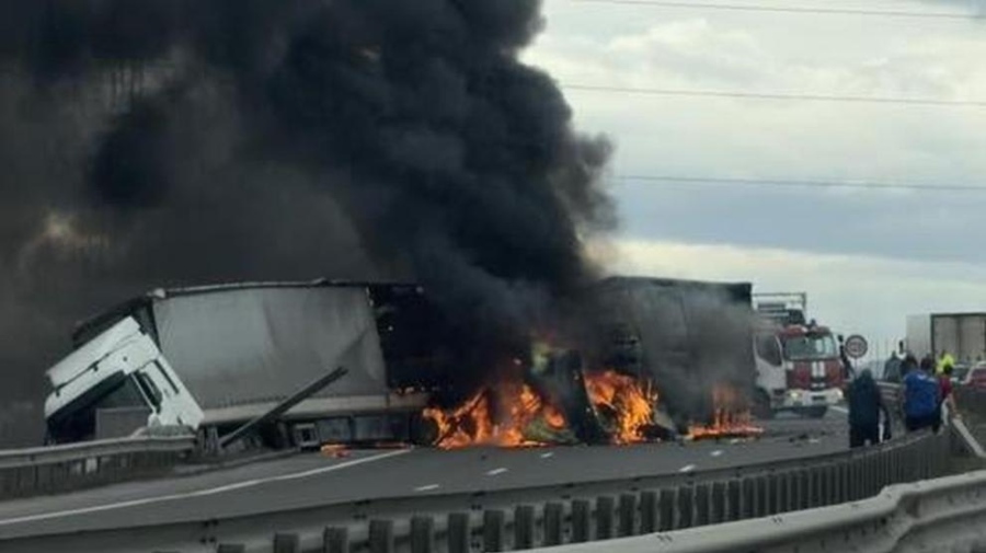 Загинал и ранен при катастрофа с два тира на Северната скоростна тангента, районът е блокиран /ОБНОВЕНА)