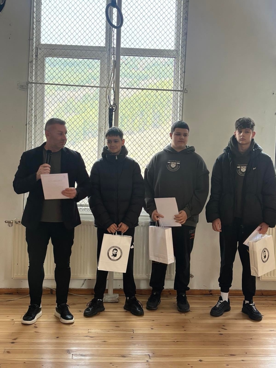 Ученици от Гимназията в Дупница намериха и предадоха портфейл  с голяма сума пари