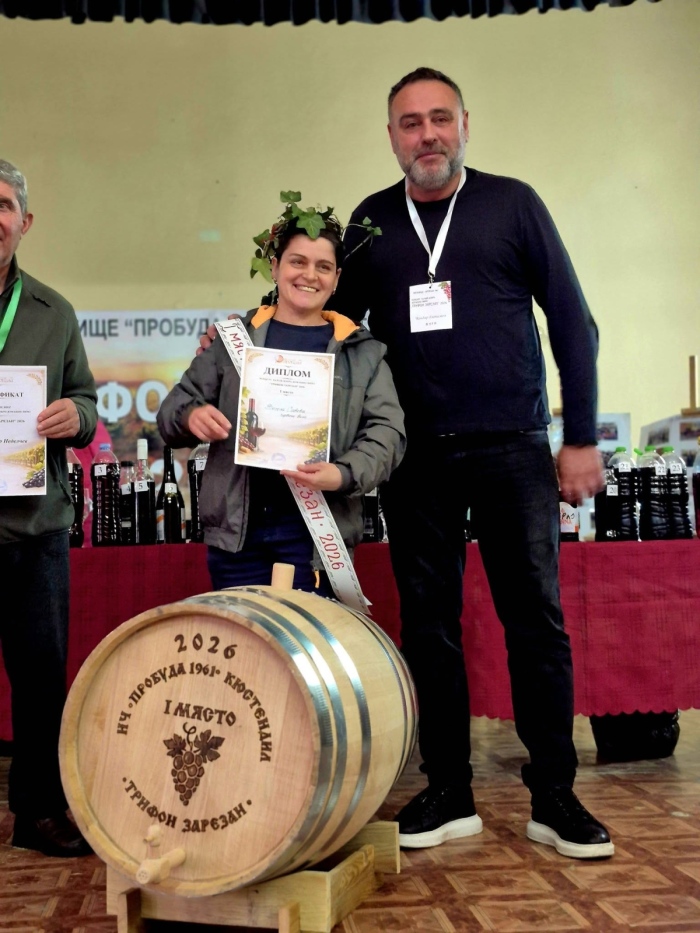 За първи път! Жена грабна голямата награда - 100-литровото буре за най-добро вино  в Кюстендил