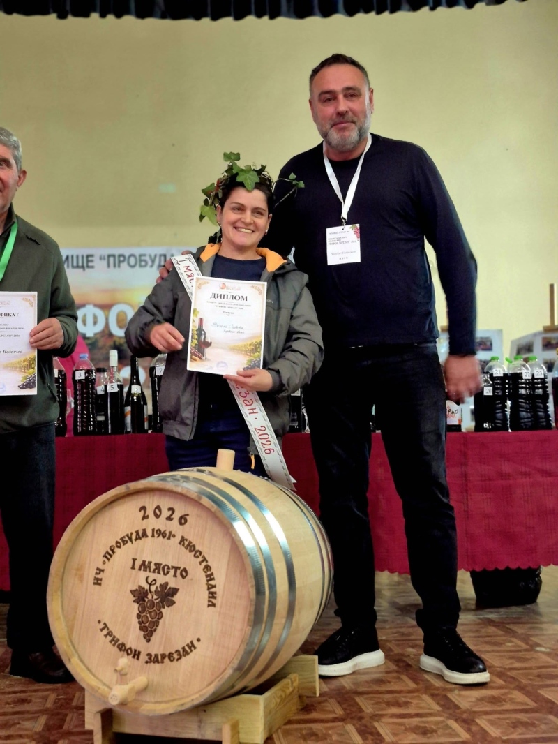 За първи път! Жена грабна голямата награда - 100-литровото буре за най-добро вино  в Кюстендил