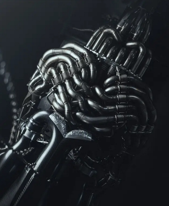 Този V12 двигател смесва автомобилното инженерство с изкуство