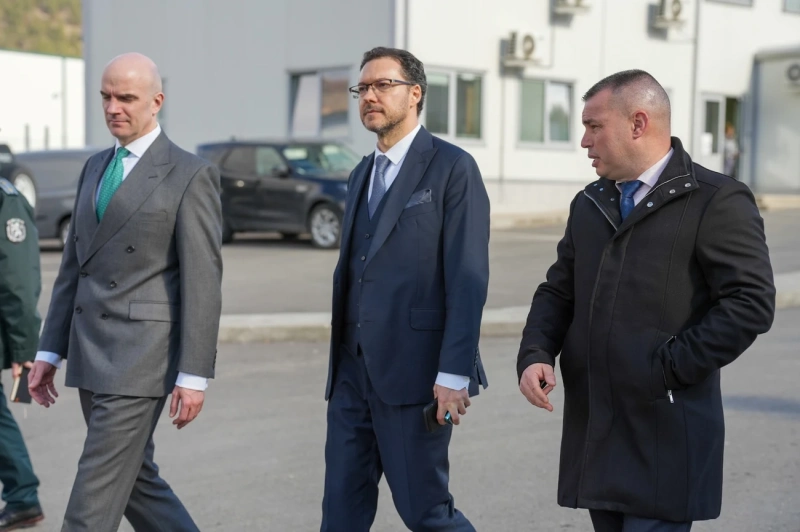 Вътрешният министър в оставка Даниел Митов се завърна с инспекция на КГПП-Калотина